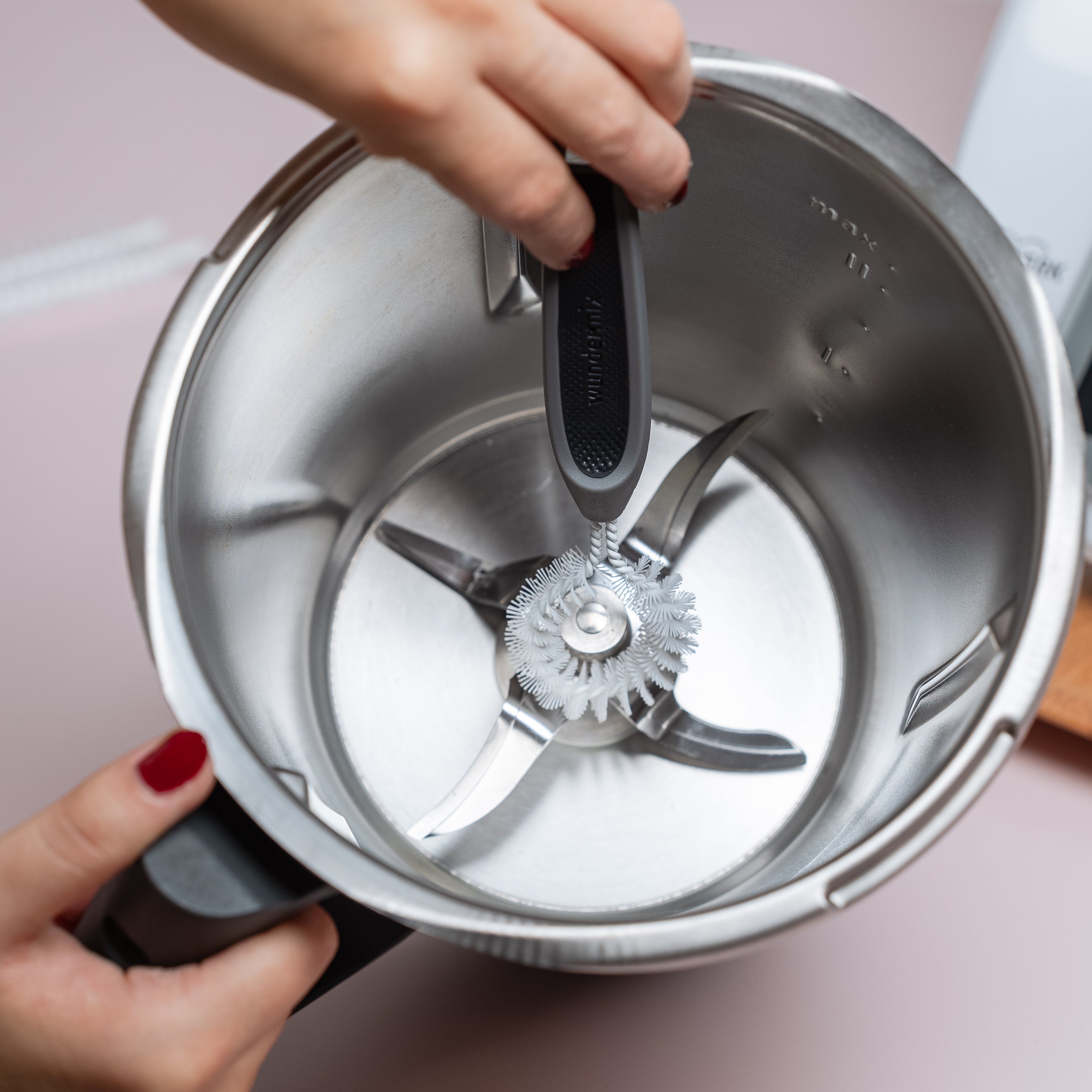 WunderBrush® Omega | Reinigungsbürste für Thermomix-Gehäuse